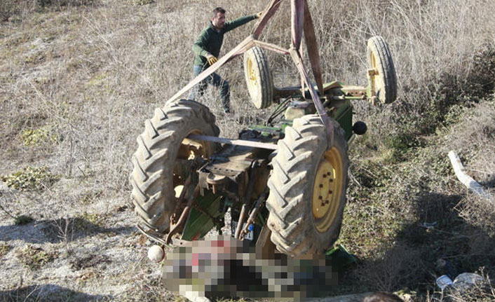 Şarampole yuvarlanan traktöründe ölü bulundu