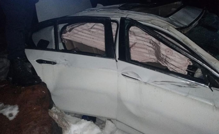 Kayseri'de direksiyon hakimiyetini kaybeden araç kaza yaptı