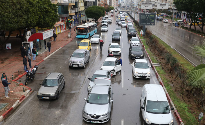 Antalya'da yağış nedeniyle zincirleme kaza