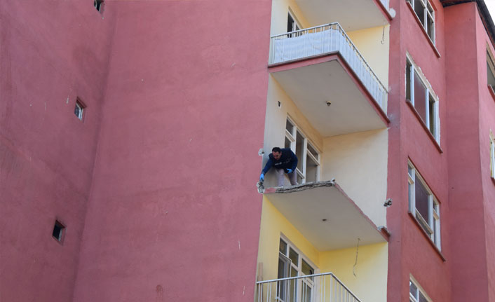 Malatya'da 4'üncü kattan düşen hurdacı hayatını kaybetti