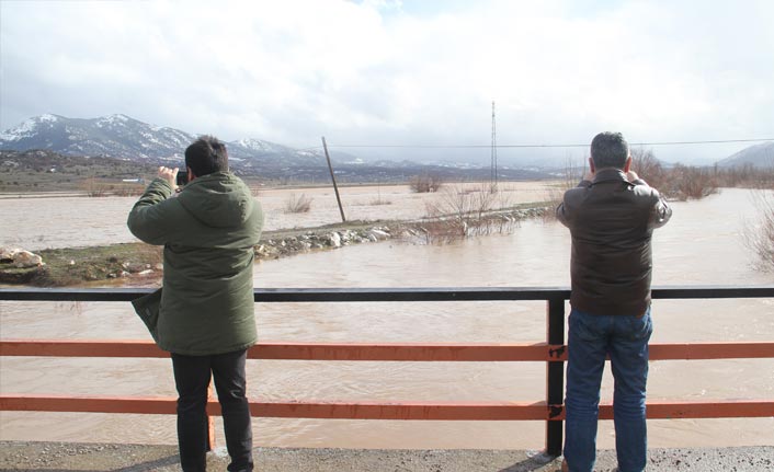 Konya'da etkili olan yağış nedeniyle ekili alanlar su altında kaldı