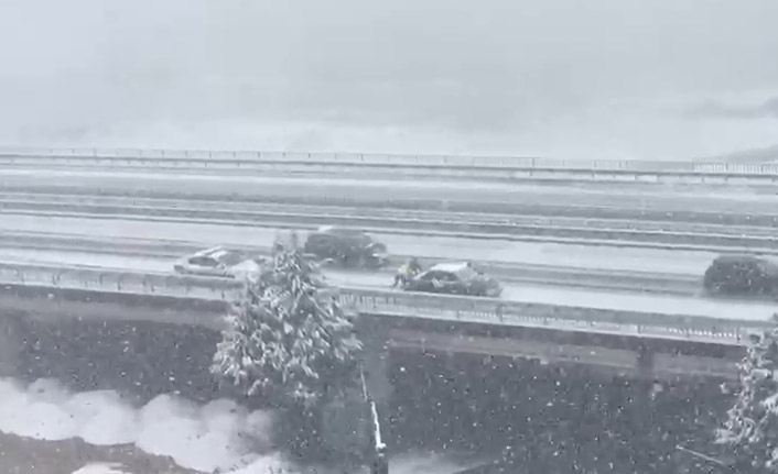 Rize'de karda yolda kalan aracı, trafik polisleri itti