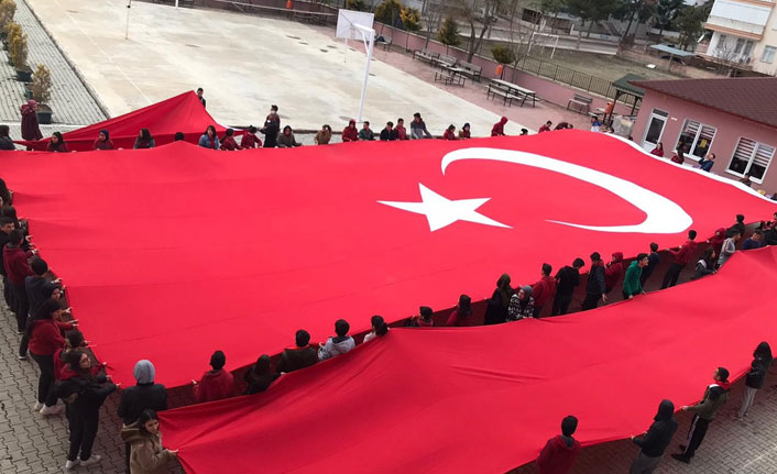 Şehitler için dua edip dev Türk Bayrağı açtı
