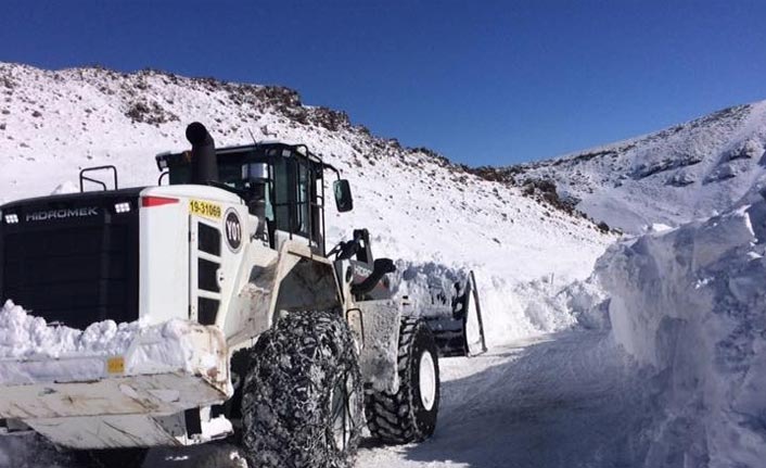 Iğdır'da ekiplerin karla mücadelesi devam ediyor