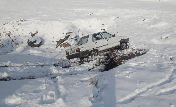 Karlı yolda kayan otomobil şarampole yuvarlandı