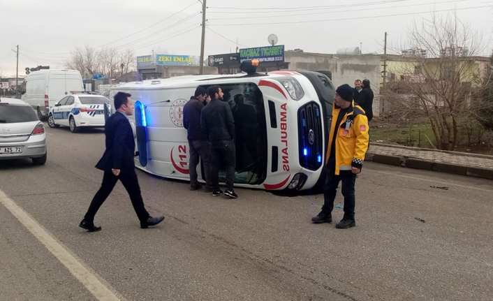 Diyarbakır’da hasta taşıyan ambulans kaza yaptı