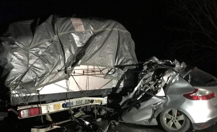 Çanakkale’de tıra çarpan otomobil sürücüsü hayatını kaybetti