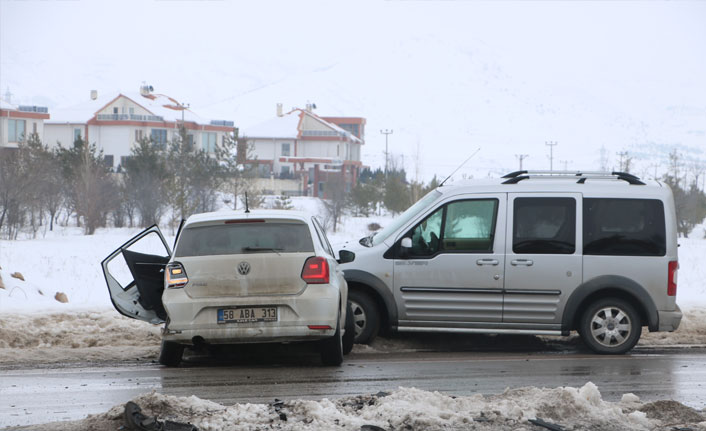 Sivas'ta zincirleme trafik kazası: 2 yaralı