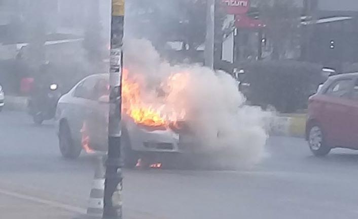 Mersin'de Seyir halindeki araç alev alev yandı
