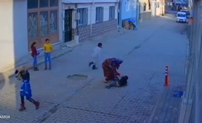Bursa'da sokak ortasında 5 yaşındaki oğlunu evire çevire dövdü