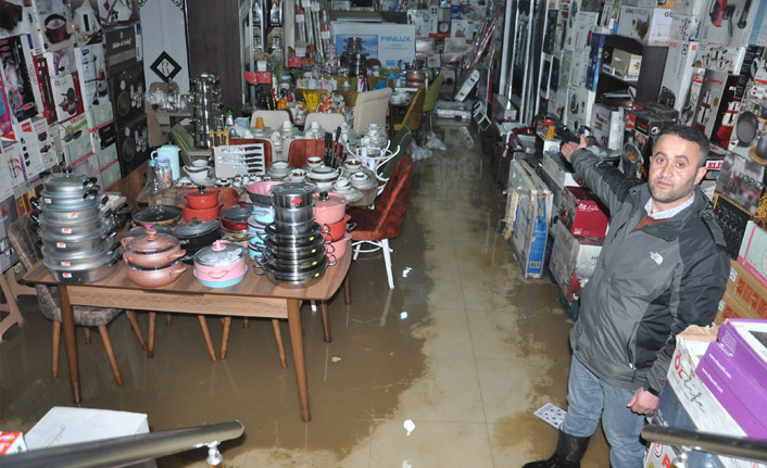 Yüksekova'da iş yeri sular altında kaldı