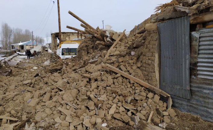 İran'daki deprem sonrası Van'daki ölü sayısı 9'a yükseldi
