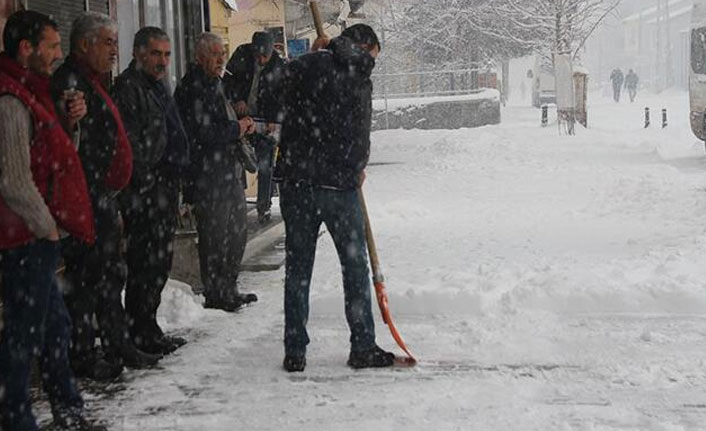 Varto'da 140 yerleşim yerinin yolu kar nedeniyle kapandı