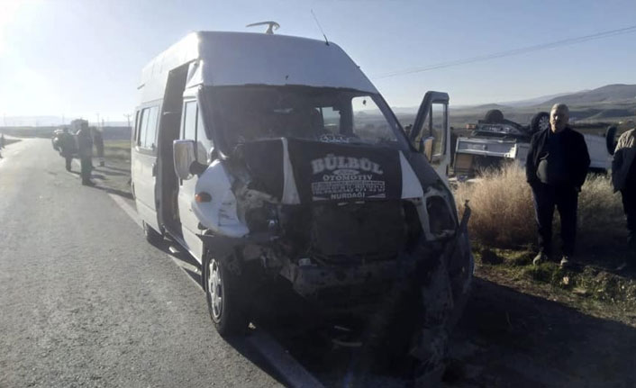 Nevşehir’de öğretmen servisi kaza yaptı