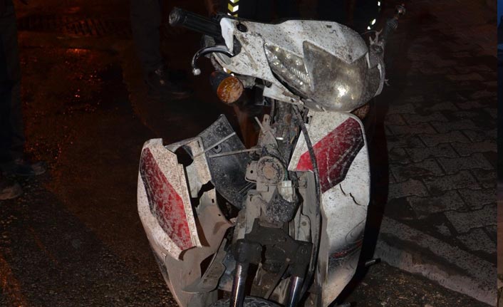 Otomobile çarpan motosikletli yaralandı