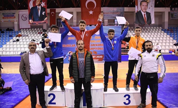 Yıldızlar Türkiye Güreş Şampiyonası'nda şampiyonlar ödüllerini aldı