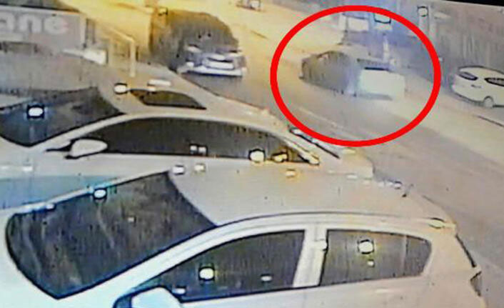 Sürücüsünün park ettikten sonra el frenini çekmeyi unuttuğu otomobil, saksıya çarparak durdu