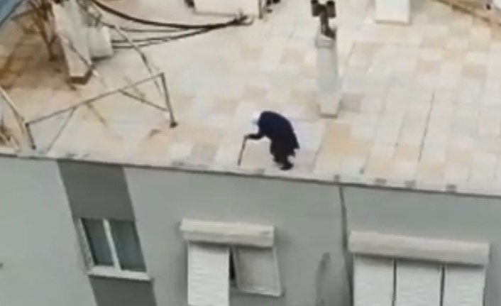 65 yaş üstü kadın evden çıkamayınca çatıda gezdi