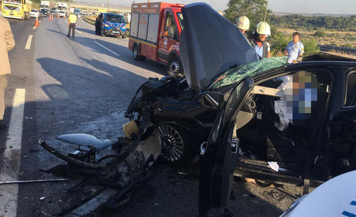 Otomobil tıra çarptı: 3 ölü, 1 kişi yaralandı