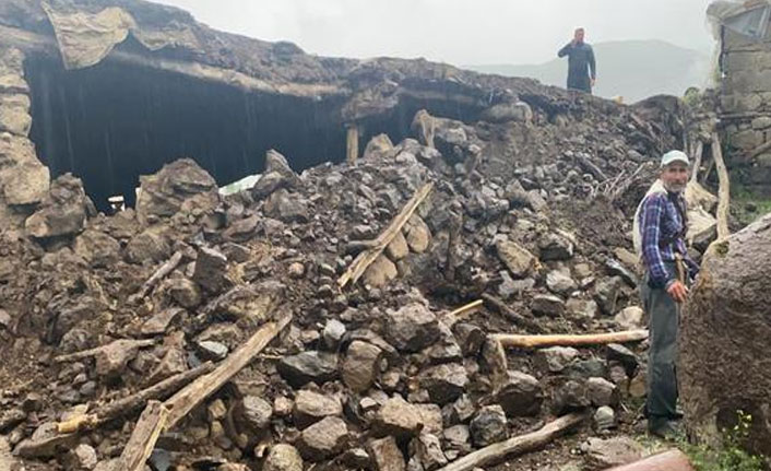 Bingöl'deki depremde iki köyde bir çok ev yıkıldı