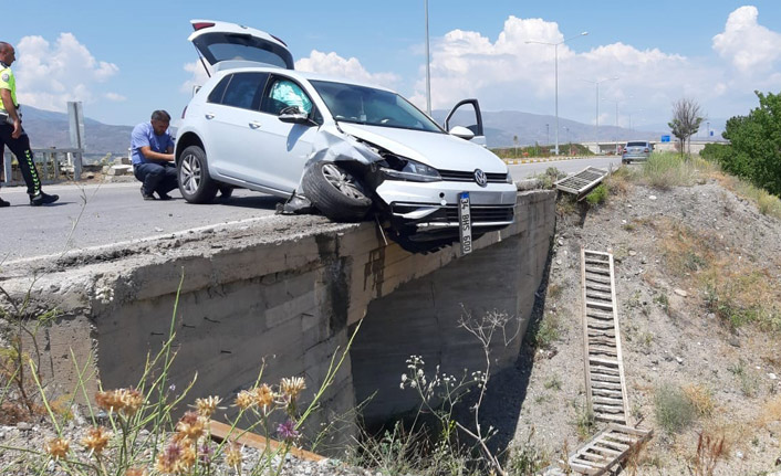 Trabzon'a gelirken kaza! Köprüde asılı kaldı