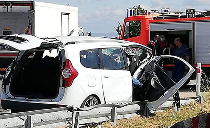 Hafif ticari araç refüje çarptı: 2 ölü, 2 yaralı