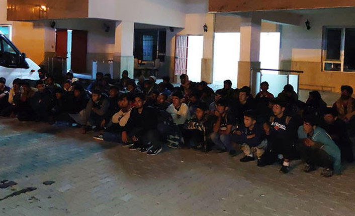15 kişilik minibüsten, 63 kaçak göçmen çıktı