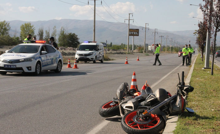Erzincan’da motosiklet yayaya çarptı