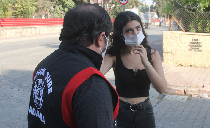 Maskeyi koluna takan kız öğrenci polisten kaçtı