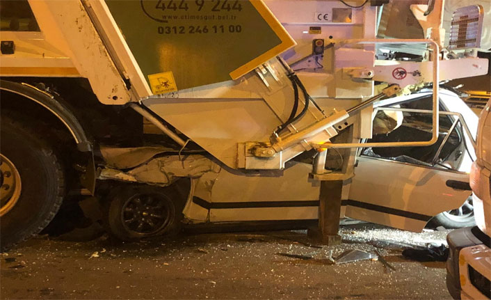 Ankara’da otomobil çöp kamyonuna çarptı