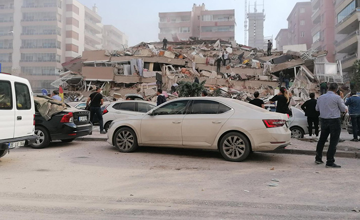 İzmir'deki depremde yıkılan binalar var