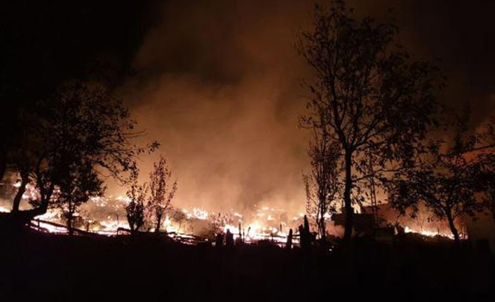 Korkutan yangın: 1 cami ve 10 ev yandı