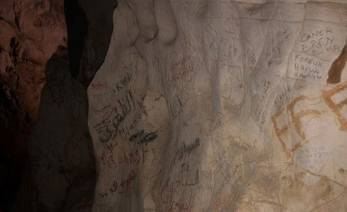 3 bin yıllık mağaranın duvarları yazı tahtasına döndü