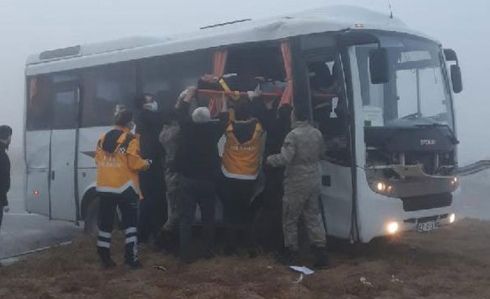 Konya'da askeri servis aracı, TIR'la çarpıştı: 10 yaralı