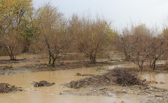 Antalya'da kuvvetli yağış su baskınlarına yol açtı