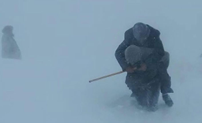 Kars'da kar esareti: Hastayı 500 metre sırtlarında taşıdılar