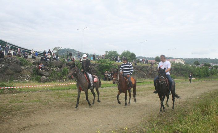 Türkiye'nin çeşitli illerinden gelen atlar Trabzon'da yarıştı