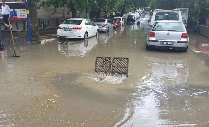 Ankara’da yağmur hayatı olumsuz etkiledi