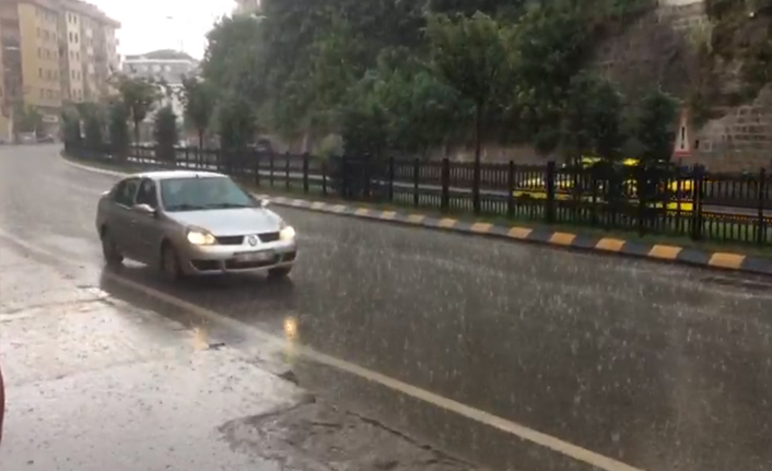 Trabzon’da beklenen yağmur başladı