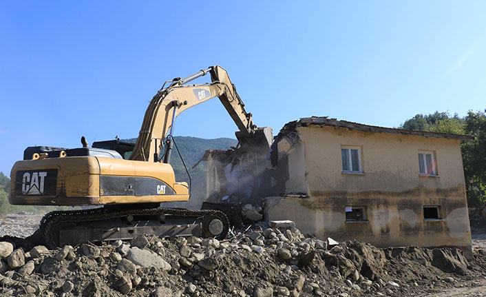 Sinop’ta selde hasar gören afet evlerinin yıkımı sürüyor