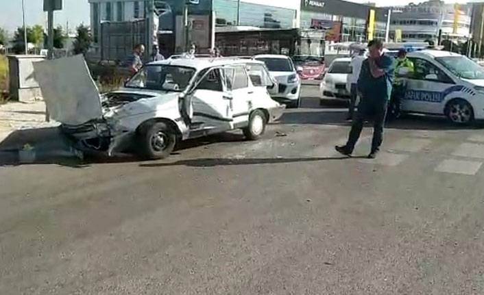 Servis minibüsü otomobil ile çarpıştı: 9 yaralı