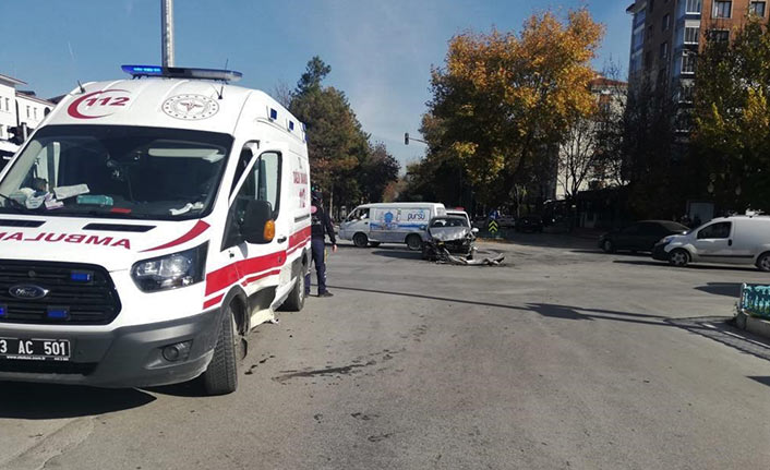Otomobil ambulansa çarptı: 4 yaralı