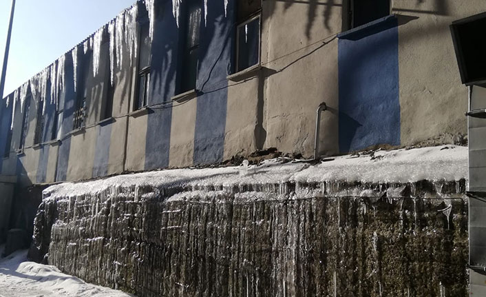 Erzurum’da duvarlar ve şadırvanlar buz tuttu