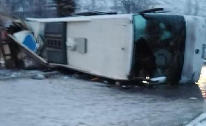 Sivas'ta Yolcu otobüsü kaza yapan tıra çarparak devrildi! 1 Ölü 27 yaralı