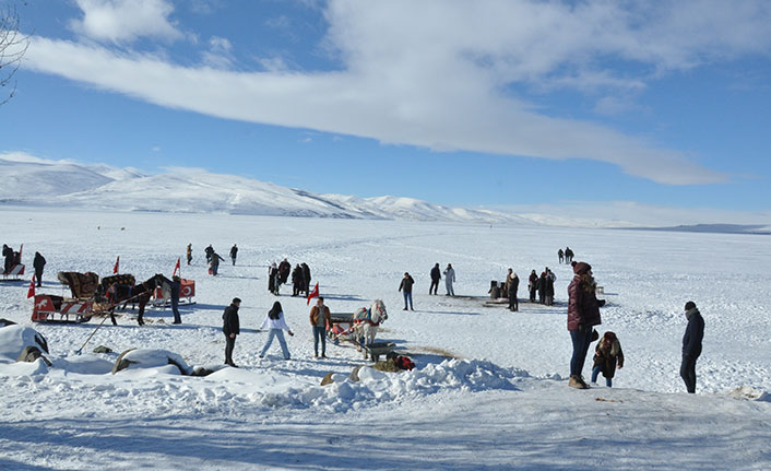 Kars’ta buz üzerinde atlı kızak keyfi sürüyor