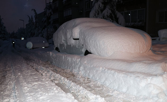 Yoğun kar yağışı sonrası park halindeki araçlar kar altında kayboldu