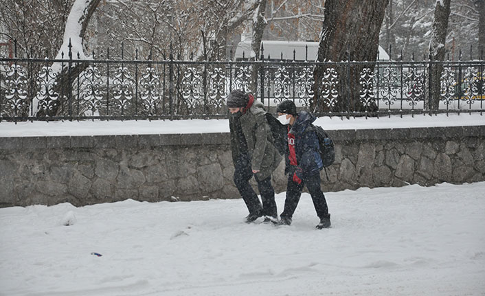 Kars’ta yoğun kar yağışı, okullar tatil edildi