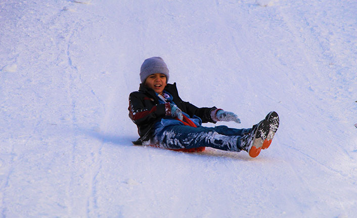 Buz tutan yol, çocukların kayak pisti oldu
