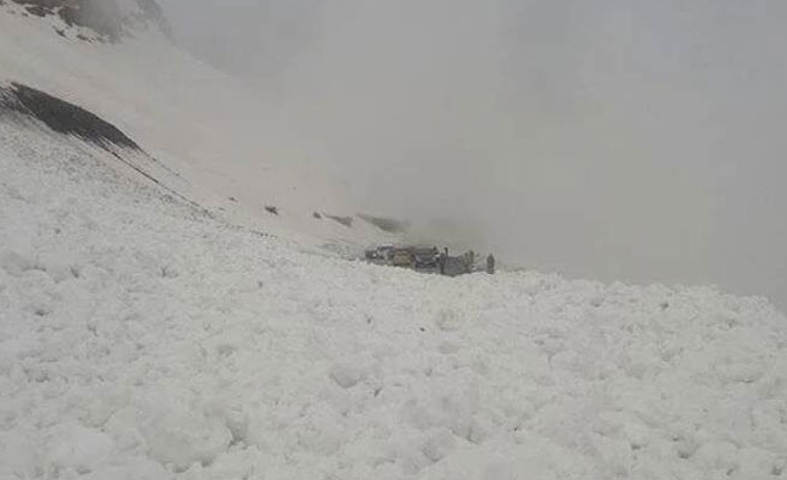 Erzurum'da çığ düştü; 2 kişi kar altında