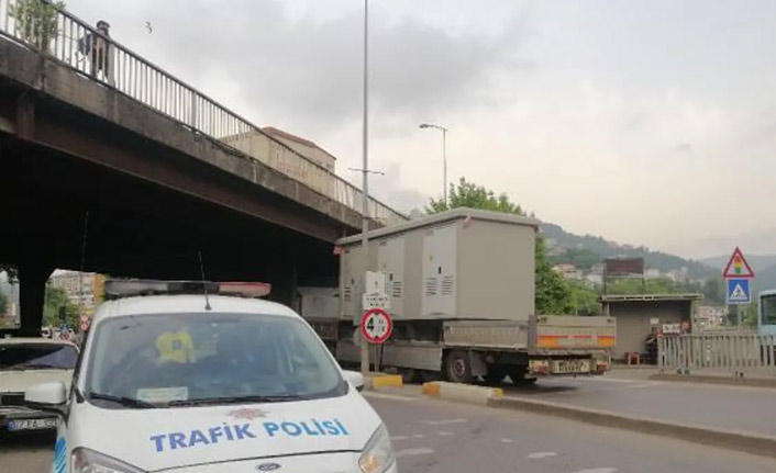 Tır'ın taşıdığı yük köprüye takıldı 5 bin lira ceza kesildi